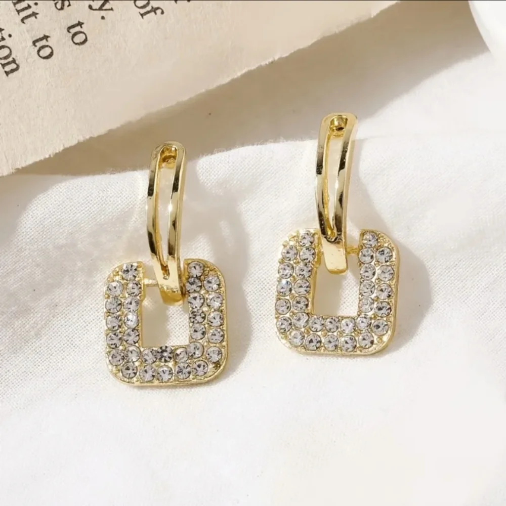 Take 50% off! Golden drop dangle earrings with rhinestones - Picture 3 of 4